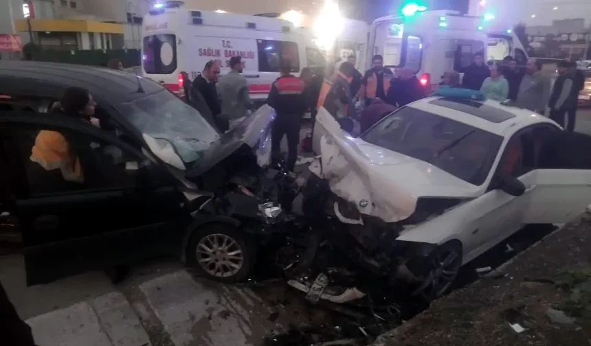 Gebze’de iki otomobil çarpıştı: 1’i ağır 4 yaralı