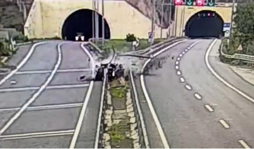 Gümüşhane'de otomobilin bariyerlere ok gibi saplandığı feci kazanın görüntüleri ortaya çıktı