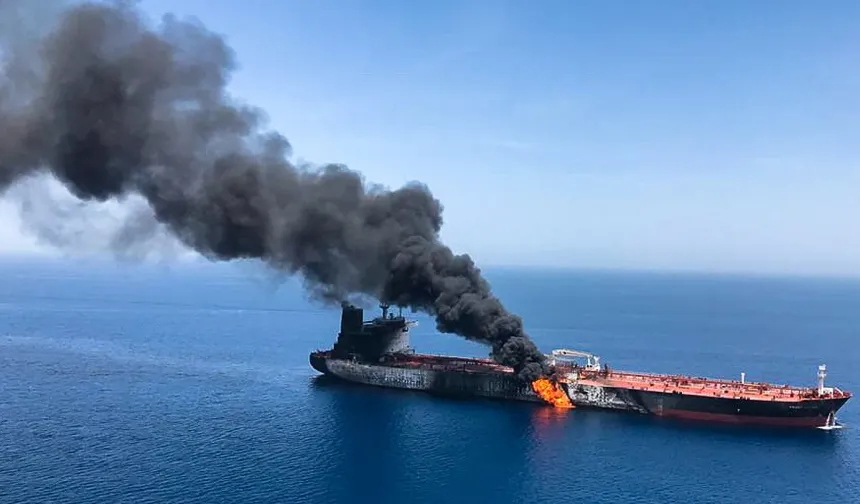 İran, Hürmüz’de 2 milyon varilden fazla petrol taşıyan tanker yandı