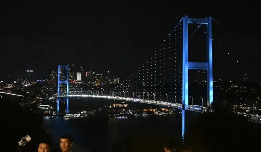 İstanbul Boğazı turkuaza büründü: 15 Temmuz Şehitler Köprüsü’nde Türk Dünyası Günü