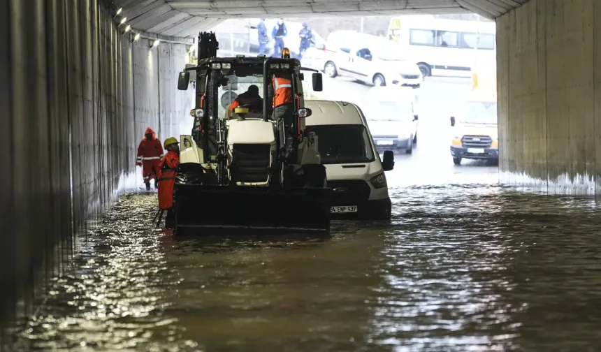 İstanbul'u sağanak vurdu! Yollar göle döndü