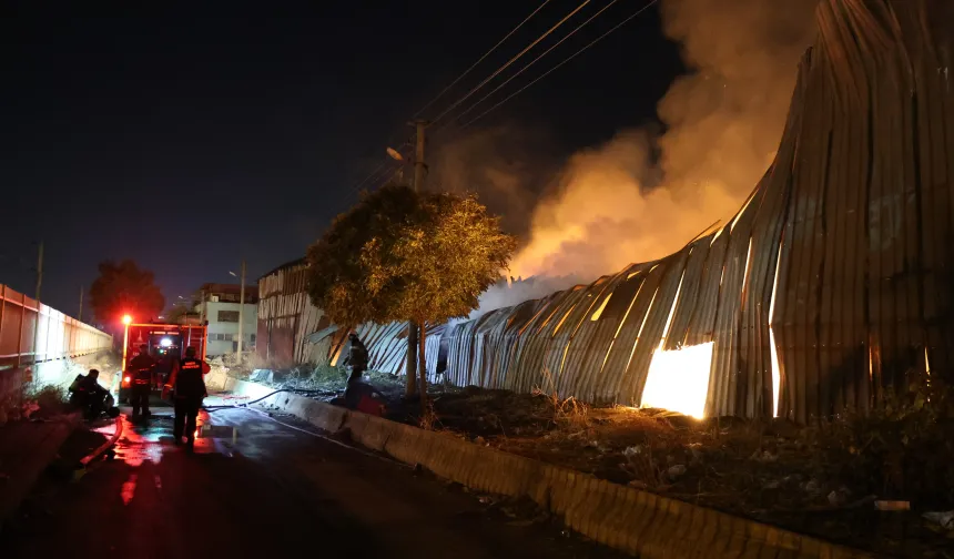 İzmir Buca’da kereste deposunda korkutan yangın! Depo kullanılamaz hale geldi