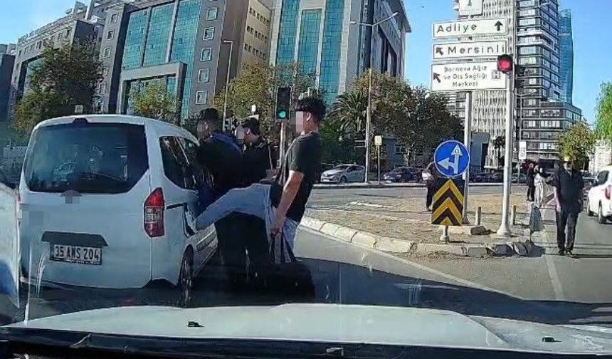 İzmir’de sürücüyle tartışan genç araca tekme attı! O anlar kamerada