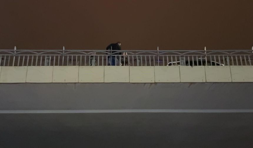 Kayseri’de köprüde korkutan anlar! Polis ekipleri 1 saatte ikna etti