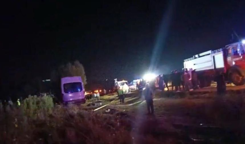 Kayseri’de can pazarı: İki işçi servisi ile iş makinası çarpıştı