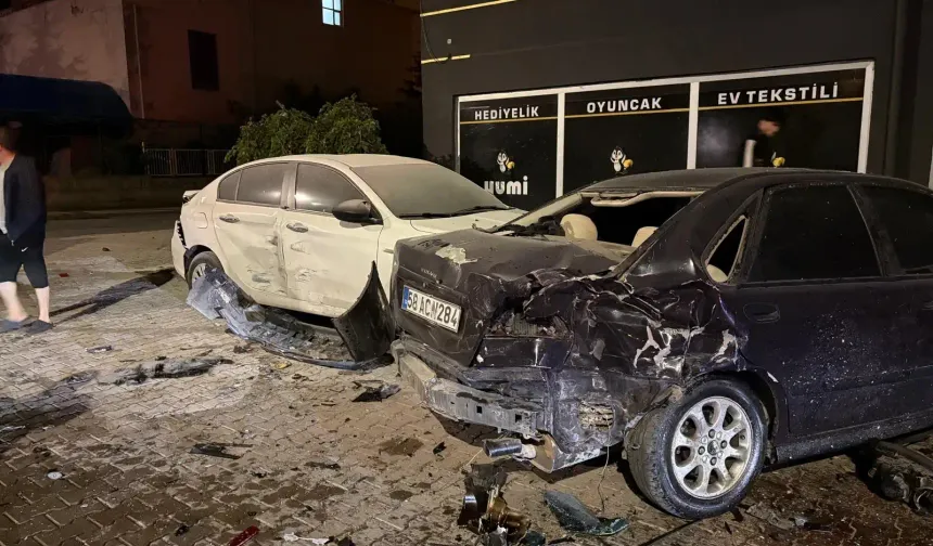 Kayseri’de kontrolden çıkan otomobil 3 araca çarptı: 2 yaralı