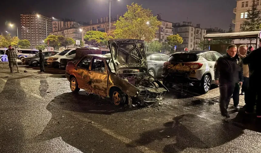Kayseri’de otomobil alev aldı! 3 araç daha zarar gördü