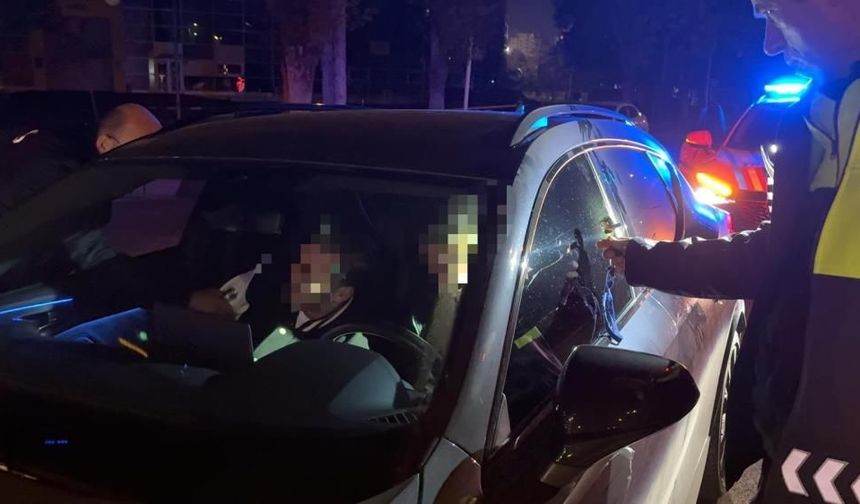 Kırmızı ışıkta uyuyan sürücüye 25 bin TL ceza! Ehliyetine el konuldu