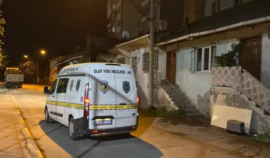 Kıskançlık tartışması kanlı bitti: Erkek arkadaşını ekmek bıçaklarıyla yaraladı