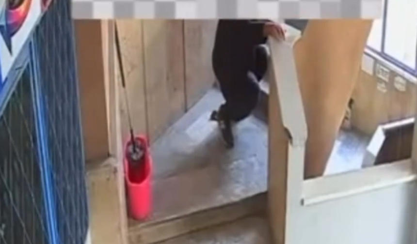 Konya’da akılalmaz olay! Merdivenlere tuvaletini yaptı, üzerini paspas kovasıyla kapattı