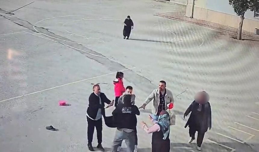 Konya'da okulda dehşet anları! Müdüre saldıran veliyi öğretmenler durdurdu