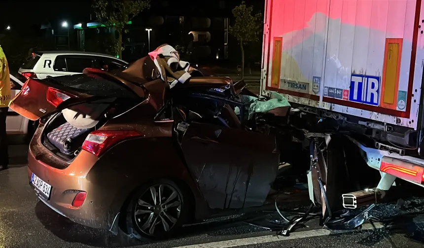 Konya’da otomobil tırın altına girdi! 2 kişi yaralandı