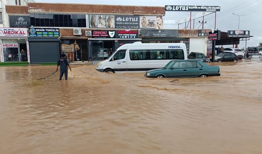 Mersin’de sağanak hayatı olumsuz etkiledi: Ev ve iş yerlerini su bastı