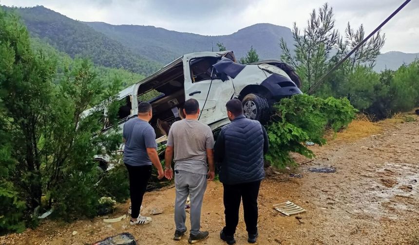 Mersin’de sağanak kazaya neden oldu, minibüsteki 17 kişi yaralandı