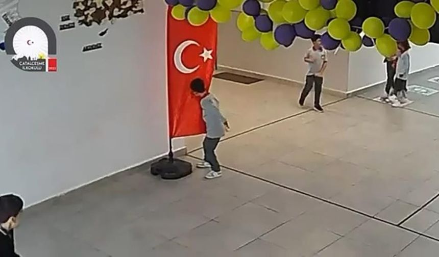 Okulda duygulandıran görüntü: Oyunu bıraktı, Türk bayrağını öptü