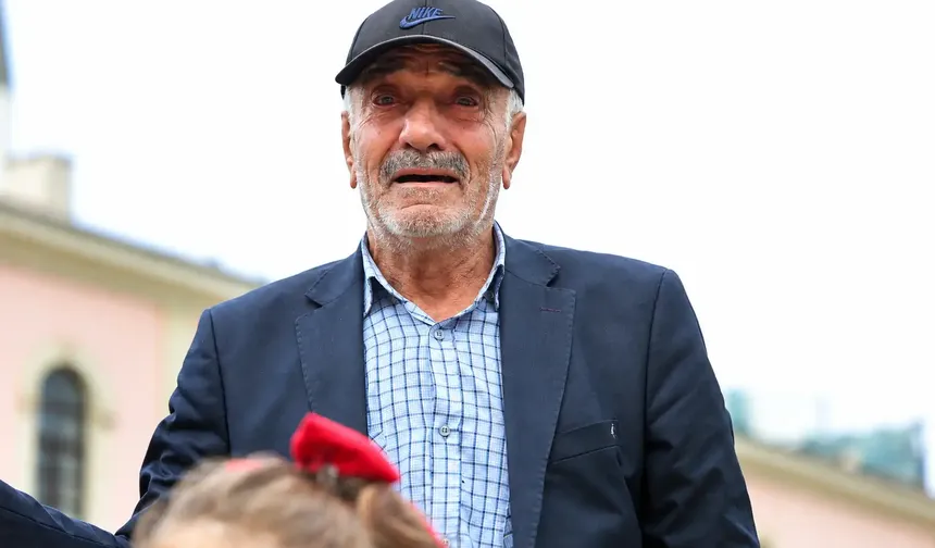 Minikler söyledi, yaşlı adam gözyaşlarını tutamadı