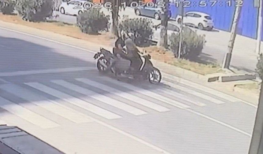 Motosikletler çarpıştı, sürücülerden biri hayatını kaybetti: Mersin'deki feci kaza anı kamerada