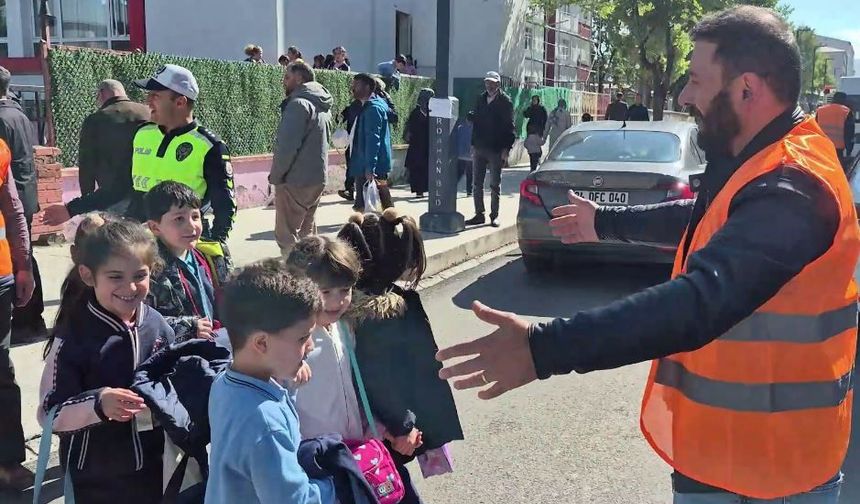 Okul güvenliği için dikkat çeken adım: Reflektörlü yelek