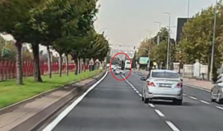 Otomobille çarpışan motosiklet sürücüsü havaya savruldu: Kayseri'deki feci kaza kask kamerasında