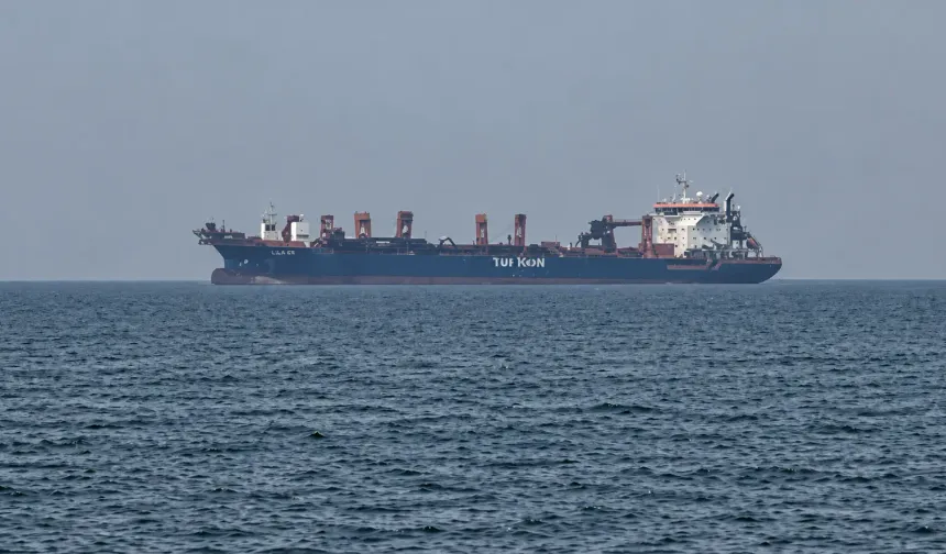 Romanya tanker yangını: Wine Trader'da 8 mürettebat için arama sürüyor