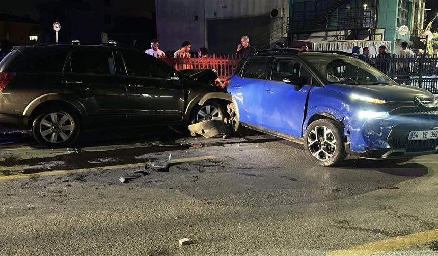 Sakarya Adapazarı'nda üç araç birbirine girdi: 4 kişi yaralandı