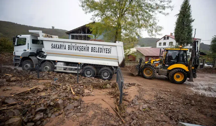 Sakarya’da sel ve heyelan evlere zarar verdi, ekipler sahada