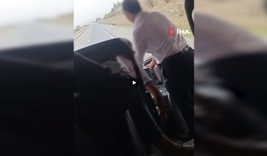 Seyir halindeki yolcu otobüsünde akılalmaz şoför değişimi! O anlar kamerada