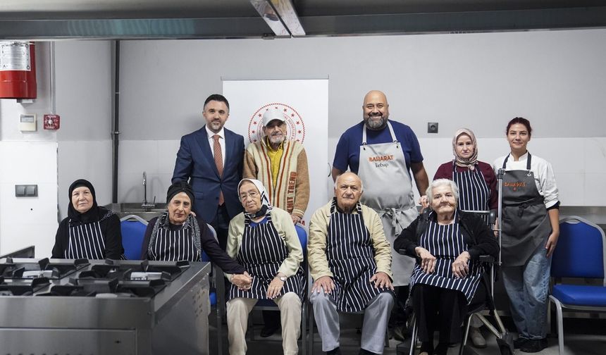 Somer Şef huzurevi sakinleriyle mutfağa girdi: Birlikte tuzlu kek yaptılar