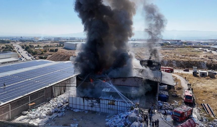 Uşak'ta korkutan yangın: Fabrikadan yükselen dumanlar gökyüzünü kapladı