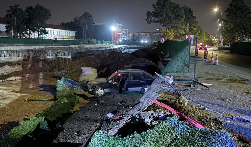 Virajı alamayan otomobil şantiyeye uçtu: Sürücüye 25 bin TL ceza