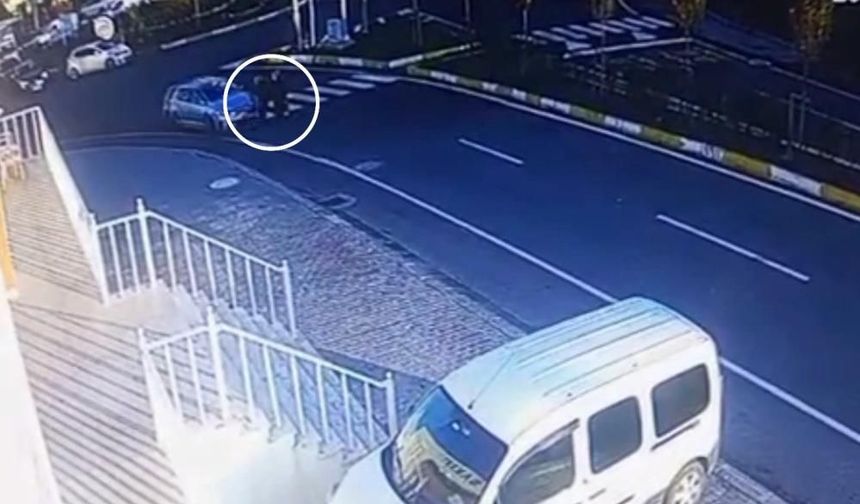 Tekirdağ'da yaya geçidinde dehşet! Otomobilin 2 öğretmene çarptığı kaza kamerada
