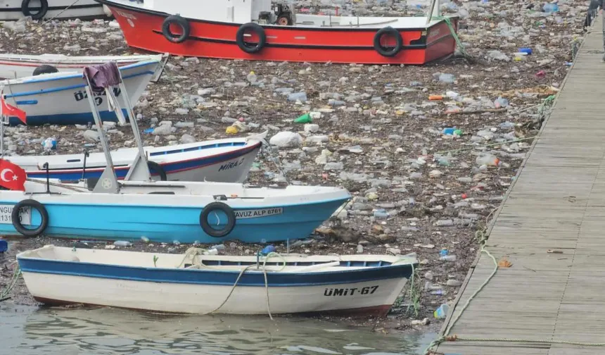 Zonguldak Limanı çöplerle kaplandı! Balıkçı tekneleri atıkların arasında kaldı