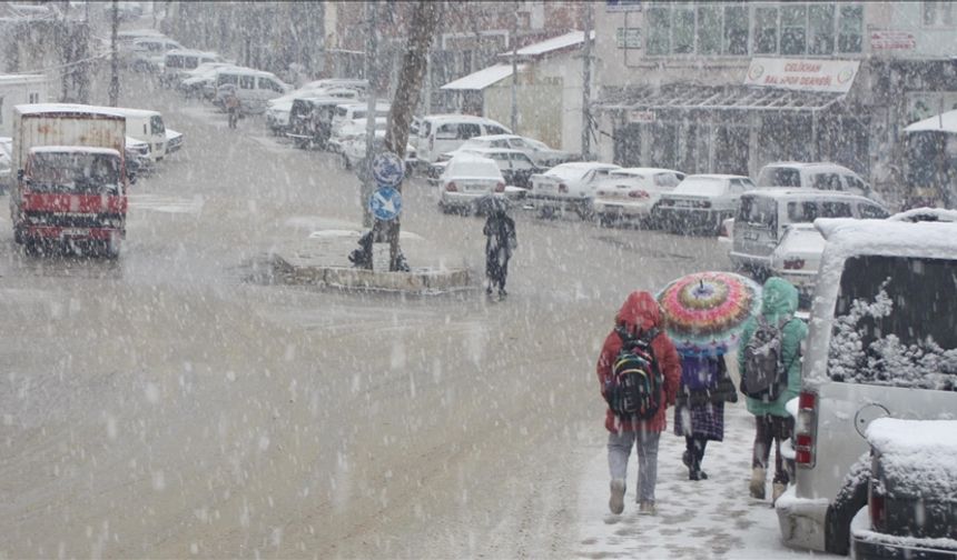 Adıyaman'da Kar Yağışı Ulaşımı ve Eğitimi Olumsuz Etkiliyor