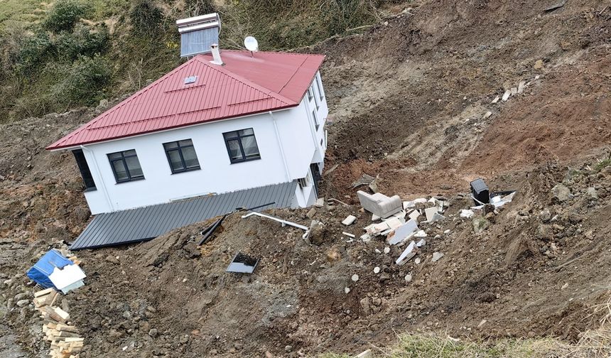 Artvin'de heyelan: 2 Katlı ev 50 metre sürüklendi