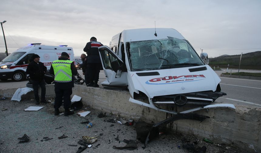 Tokat'ta istinat duvarına çarpan işçi servisindeki 21 kişi yaralandı