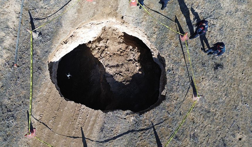 Aksaray'da 15 metre derinliğinde oluşan dev obruk yetkilileri harekete geçirdi