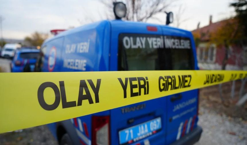 8 bıçak darbesiyle öldürdükleri kadının bileziklerini çalıp, evini ateşe verdiler!