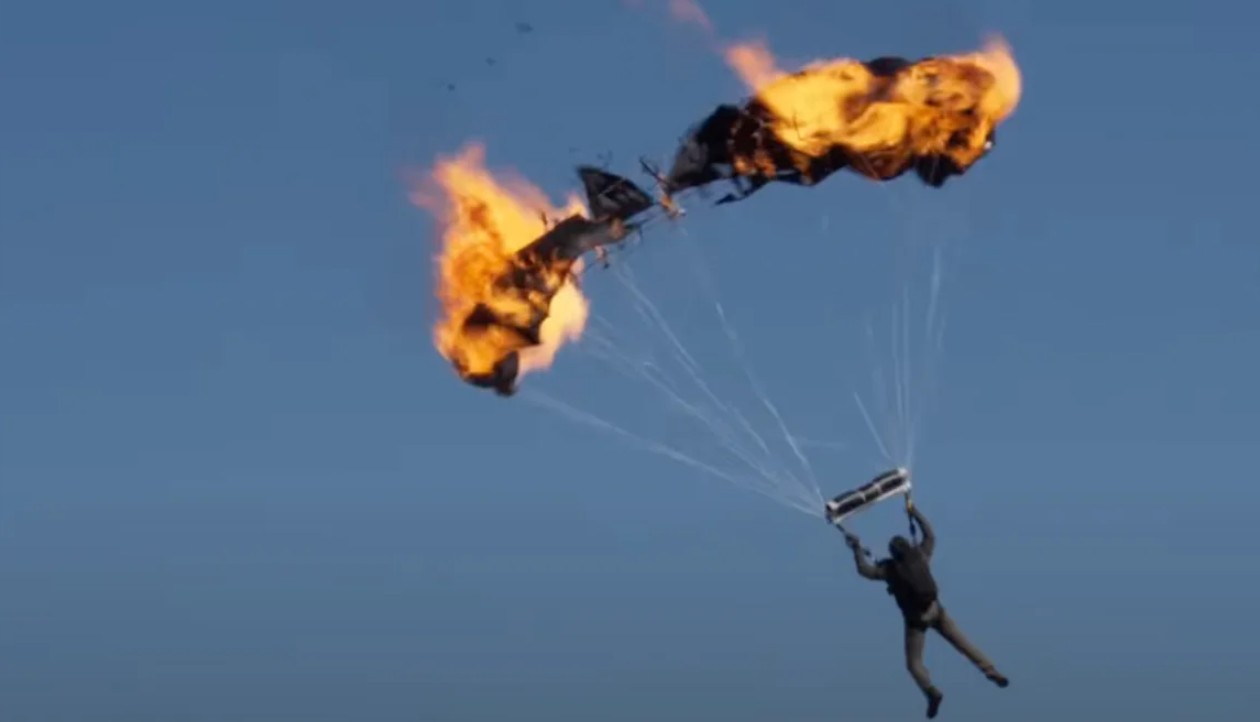 Tom Cruise, 'Görevimiz Tehlike 8' Filmindeki Ateşli Paraşüt Stuntuyla Guinness Rekorlar Kitabı'na Girdi