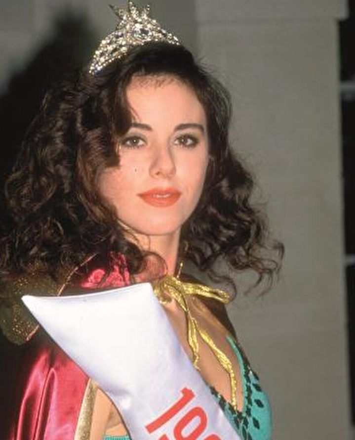 Defne Samyeli eski güzellik yarışmasından