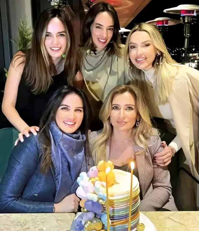 Bir dönem ayrılmaz ikili olan Hadise ve Seda Bakan’ın arası, Esas Oğlan dizisinin ardından bozuldu. Hadise’nin son hamlesiyle ikili arasında ipler tamamen koptu.