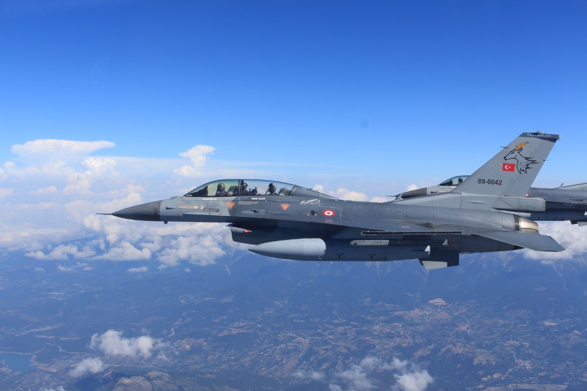 F16