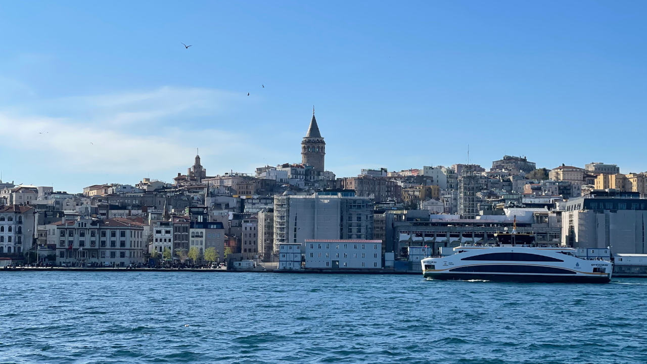 İstanbul ve Ankara’da hava sıcaklıklarının 20-22 derece, İzmir’de ise 24-26 derece civarında olacağı tahmin ediliyor. Marmara ve Batı Karadeniz’de Perşembe sabahı ve Cuma gecesi yer yer sis ve pus görülebileceği bildirildi.