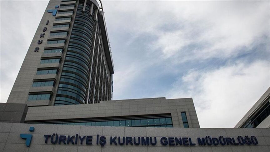 İşsizlik oranı TÜİK verilerine göre gerilerken, İŞKUR’a işsizlik ödeneği başvuruları rekor seviyede artıyor. Bakan Işıkhan memnun, ancak artan başvurular ekonomideki risklere işaret ediyor.