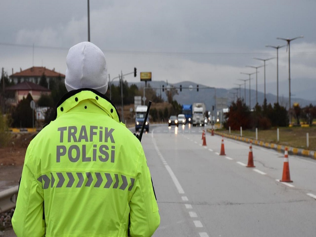 Drift, hız rekoru veya tehlikeli sollama görüntülerine “efsanesin” gibi yorumlar yazmak dahi cezaya neden olabilecek.