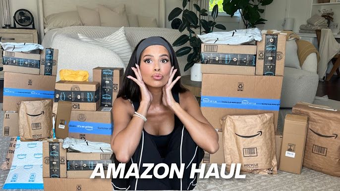 "Vee Amazon Haul Yapıyoruz!"
👉 Anlamı: “Amazon’dan aldığım ürünleri size tek tek göstereceğim!”
🛍️ Haul kelimesi, İngilizce'de “yük, taşımak” anlamına gelse de sosyal medya dilinde alışveriş ganimeti sunumu demektir. Genellikle YouTube, TikTok ya da Instagram Reels videolarında kullanılır. Alışveriş sonrası alınan ürünler teker teker kameraya gösterilir, bazen detaylı yorum yapılır, bazen sadece keyifli bir "alışveriş sohbeti" havasında paylaşılır.
💬 Kullanım amacı:
“Haul yapıyoruz” demek, bir nevi “şov başlıyor” demektir.
“Amazon Haul” ise alışverişin Amazon’dan yapıldığını belirtir.
Cümle genelde heyecanlı ve enerjik bir tonla söylenir:
“Vee Amazon Haul yapıyoruz! Bakalım neler almışım!”
🎯 Alt mesaj:
Bu ifade hem bir içerik türünü duyurur, hem de “bakın ben neler aldım” şeklinde kişisel paylaşım ve etkileşim çağrısıdır. Yeni trendleri göstermek, takipçilerin ilgisini çekmek ve bazen de alınan ürünler hakkında fikir vermek amacıyla kullanılır.