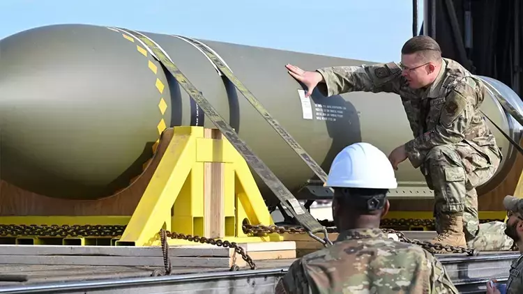 🧭 3. GPS Destekli Akıllı Patlama Mekanizması
MOP bombası, GPS + INS (Ataletsel Navigasyon Sistemi) kombinasyonuyla hedefe yönlendiriliyor. Üstelik bünyesindeki LPSF (Low Probability of Signal Fault) sistemi sayesinde, istenilen derinlikte ve zamanda patlamayapabiliyor.
61 metre derinliğe kadar ulaşabilen bu bomba, sıradan mühimmatlarla imkânsız sayılan hedefleri bile vurabiliyor. İran'ın Fordo nükleer tesisinin ise yerin 80-90 metre altında olduğu düşünülüyor.