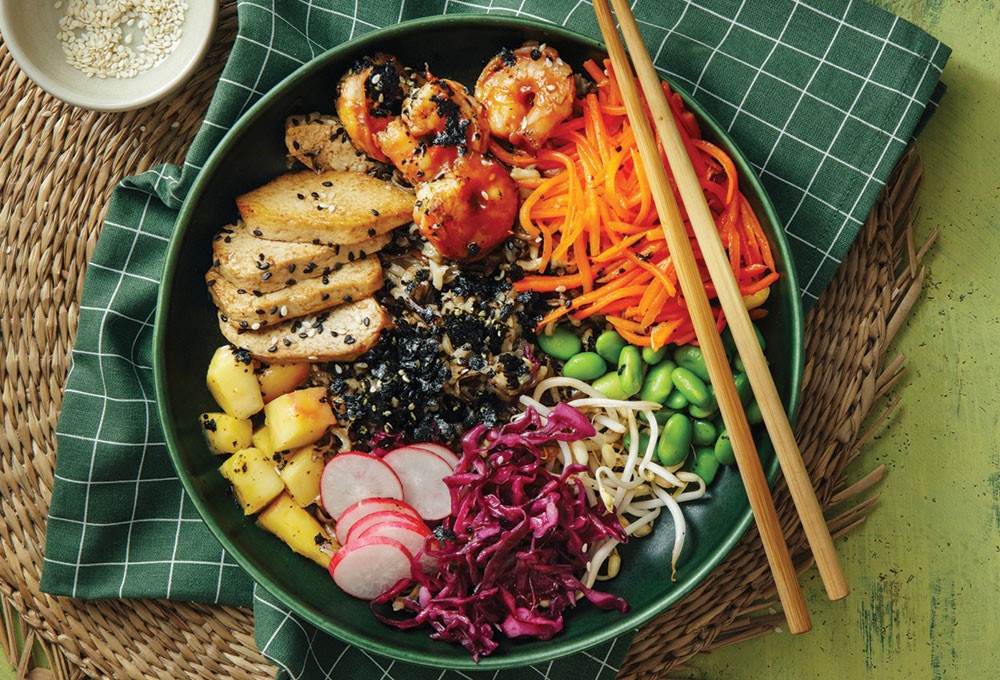 "Sabah Bowl Yiyemedim :((("
👉 Anlamı: “Güne sağlıklı ve estetik bir kahvaltıyla başlayamadım, çok üzgünüm :(”
🥣 Bowl, İngilizce’de “kase” demek. Ancak gençler arasında “smoothie bowl”, “granola bowl” veya “protein bowl” gibi sağlıklı ve genellikle renkli, estetik tabaklar için kullanılıyor. Bu kaselerin içeriği genellikle meyve, yoğurt, chia tohumu, fındık-fıstık, yulaf gibi sağlıklı gıdalardan oluşuyor.
💬 Kullanım amacı:
“Bowl yemedim” demek, hem fiziksel hem de zihinsel bir “iyi başlangıç yapamadım” mesajı taşır.
Aynı zamanda estetik Instagram kahvaltısı beklentisinin boşa çıkmasına dair bir sitem de içerir.
Gülümseyen bir tabak yerine üzgün bir yüzle güne başlama hissini aktarır.
📱 Alt metin:
Bu cümle, özellikle Instagram story’lerde kahve & bowl paylaşımı yapmaya alışık biri için adeta “bugün enerjim yok” demektir. Estetik ve sağlıklı sabah rutininden mahrum kalmak, dijital dünyada bile “gün kötü başladı” sinyali verebilir.