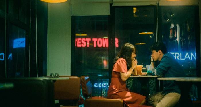 "Date'e Çıktık!"
👉 Anlamı: “Biriyle flört amaçlı buluştuk, birlikte vakit geçirdik.”
📅 “Date” kelimesi İngilizce’den direkt alınmış olup Türkçe’de romantik buluşma, ilk tanışma randevusu veya flörtleşme ortamı anlamında kullanılır. Gençler arasında artık “buluşma” demek yerine doğrudan “date” deniyor.
💬 Kullanım amacı:
Bu ifade genellikle birinden hoşlanan veya yeni tanımaya çalışan iki kişinin, birbirlerini daha iyi tanımak amacıyla kahve içmeye, yemeğe ya da sinemaya gitmeleri gibi durumları tanımlar.
Örnek: “Geçen hafta tanıştığımız çocukla dün date'e çıktık.”
Ya da: “İlk date çok iyiydi, umarım devamı gelir.”
🌟 Alt mesaj: Genellikle heyecan, beklenti ve merak barındırır. İlk izlenimler, iletişim tarzı ve kimya bu date’lerde test edilir.