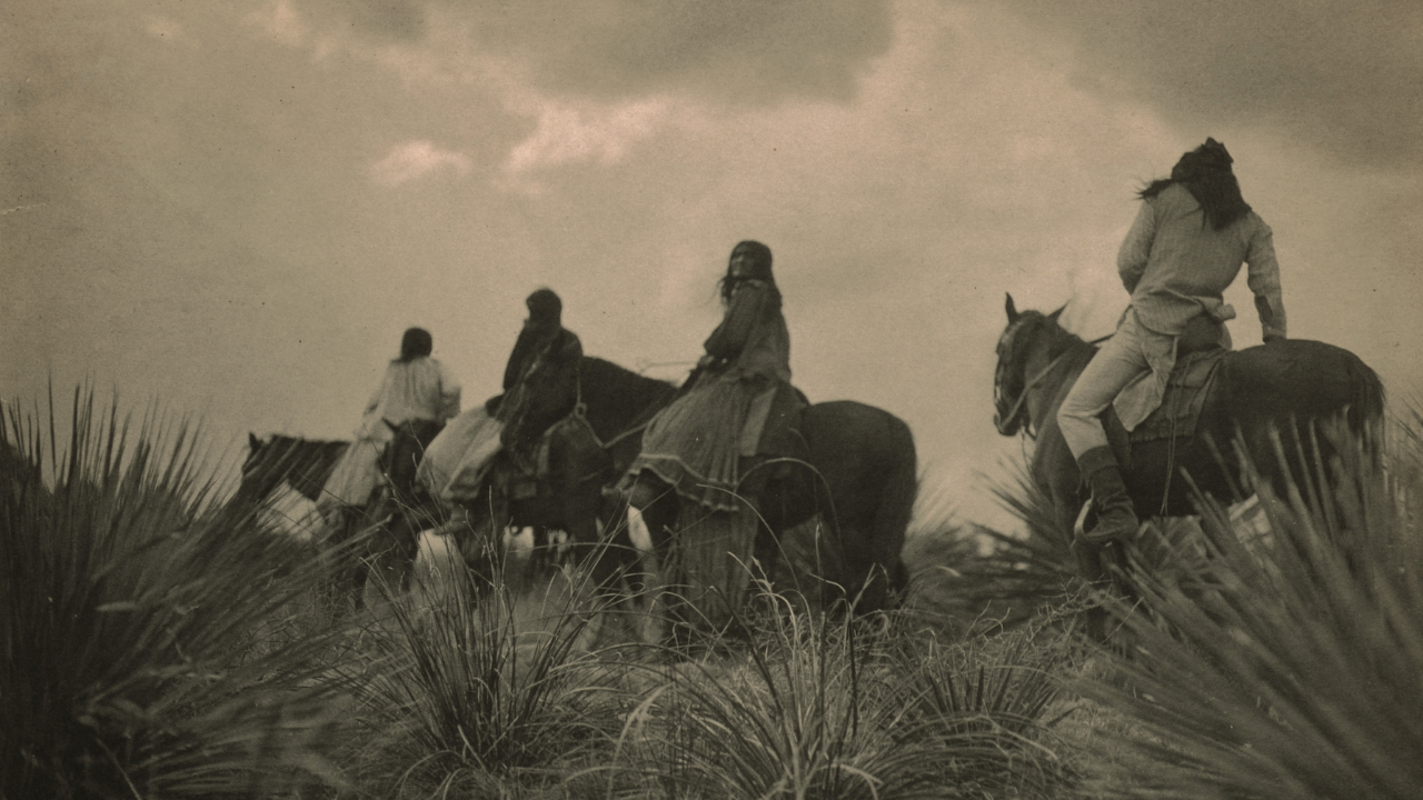 Tarih Tekrar Eder mi? Yoksa Daha Kötüsü mü Olur?
Eğer tüm bilgi sıfırlanırsa, insanlar yeniden keşfetmeye çalışır.
Ama bu süreç:
Yüzlerce yıl sürebilir,
Eskiden yapılan hatalar tekrar edilebilir,
Bilimsel ilerlemeler çok daha yavaş olabilir,
Yeni değer sistemleri ortaya çıkabilir (daha acımasız ya da daha uyumlu),
Yani sıfırlanan hafıza, insanlığı yeni bir yöne sürükleyebilir.
Ama bu yön, ne iyi ne kötü… sadece bilinmezdir.
