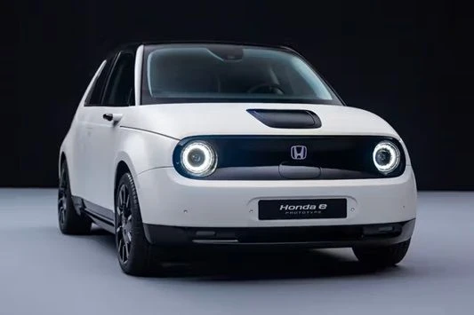 A segmentinde yer alacak bu yeni model, şehir içi kullanım için tasarlandı ve sportif beş kapılı yapısıyla kullanıcılarına sürüş keyfi vaat ediyor. Honda, aracın teknik detayları konusunda şimdilik bilgi vermese de, modelin Honda e’nin doğrudan halefi olabileceğine dair güçlü işaretler bulunuyor.